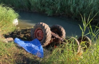 Devrilen traktörün altında kalarak can verdi