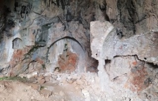 Gündoğmuş'ta tarihi kilise mağara defineciler...