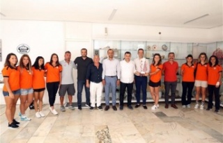 Hokey takımı kupasıyla Başkan Yücel'i ziyaret...