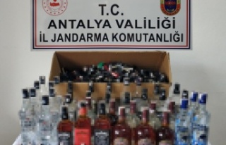 Kendi imal ettiği sahte içkileri marketinde satarken...