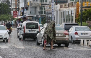 Sağanak yağmura sahilde yakalanıp kaçacak yer...