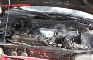 Sağlık çalışanının hastane bahçesine park...