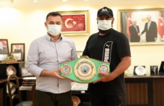 Şampiyon boksörden Başkan Yücel’e ziyaret