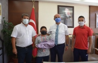 Şampiyon güreşçi ödüllendirildi