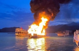 17 metrelik tur teknesi alev alev yandı