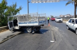 Açılan motor kaputunu hareket halinde kapatmak isterken...