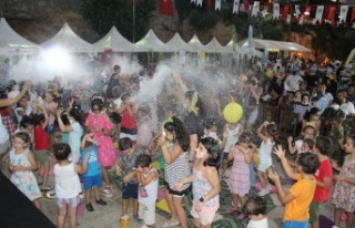 Alanya'da 40 derece sıcağın altında kar yağdırdılar