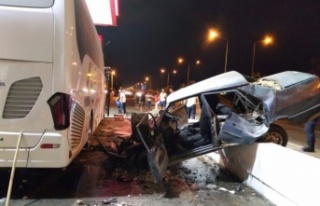 Alanya'da feci kaza! Otomobil tur otobüsüne...