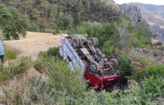 Alanya'da kamyon şarampole yuvarlandı
