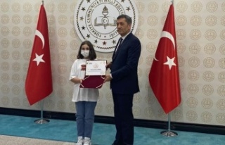 Alanyalı Hasine ödülünü Bakan Selçuk'tan...