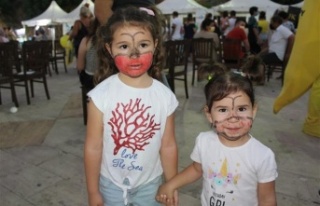 Başkan Yücel çocuklara Yaman ve Bal'ı hediye...