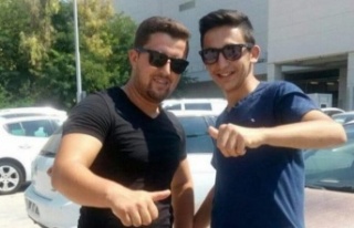 Düğün davetiyesi dağıtmaya çıkan iki arkadaş...