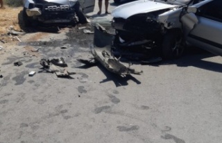 İki otomobil kafa kafaya çarpıştı: 4 yaralı...