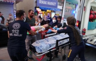 Kediyi görüp annesinin elinden yola fırlayan çocuğa...