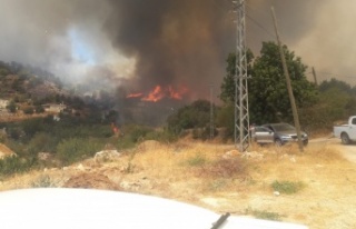 Mersin-Antalya yolu kapandı, yangın yerleşim yerlerini...