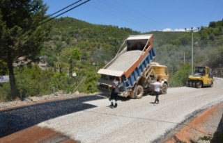 Orhan Karamanlar yolu asfaltlanıyor