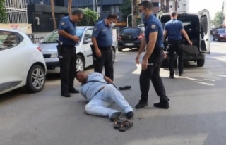 Sokakta ihtiyaç giderirken yakalandı, kelepçelenince...