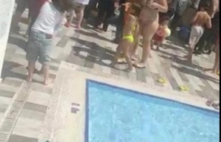 Tatil hayali suya düşen vatandaşlar otelin havuzunu...