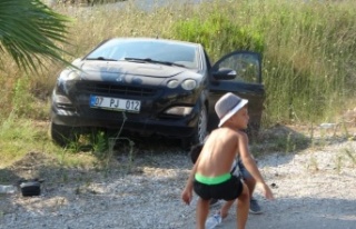 Trafik kazası sonrası araçtan çıkıp oyunlarına...