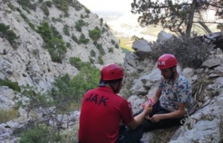 Uçurumun kenarında mahsur kalan adam 6 saatte kurtarıldı