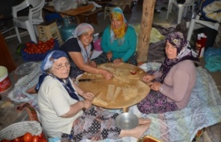 Unu süt ve yumurtayla hamur haline getirip ince ince...