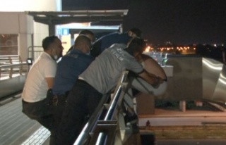 Üst geçitteki intihar girişimini polis önlendi