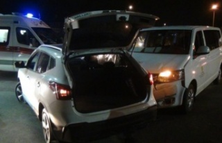 VİP araç, kavşakta otomobille çarpıştı: 2 yaralı...