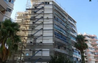 12 metre yükseklikteki iskeleden düşen işçi hayatını...