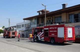 Akaryakıt istasyonu yanındaki pano yangını korkuttu