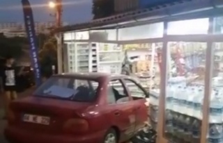 Alanya'da araç markete girdi