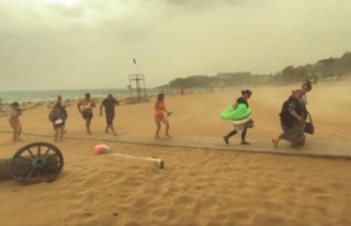 Alanya'da fırtına ve yağmur tatilcileri plajdan...