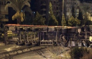 Alanya'da korkutan kaza! Tır yan yattı