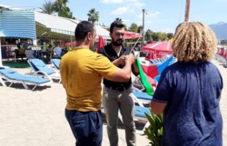 Alanya Kaymakamı Ürkmezer'den Afgan bayrağı...