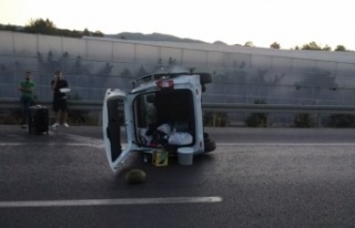 Alanya’da lastiği patlayan otomobil yan yattı