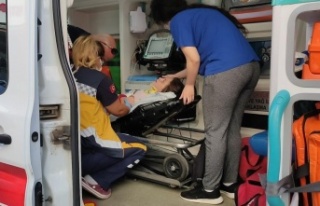 Aniden yola fırlayan küçük kıza otomobil çarptı