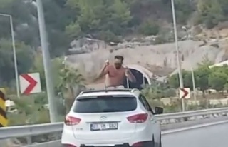 Aracın açılır tavanına çıkan şahıs ölüme...