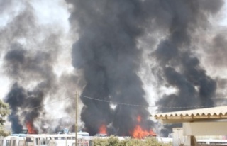 Araçlar tek tek patlayarak yanıyor