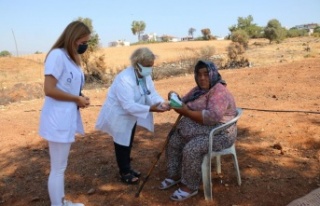 Başkan Böcek’ten, yangınzede Emine Şen'e...