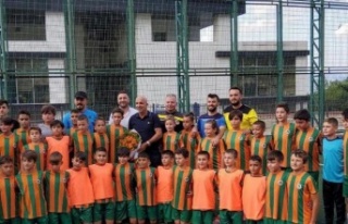 Çavuşoğlu'ndan futbol okulu ziyareti