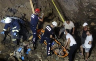 Çukurdan su tahliyesi yapan işçi toprak altında...