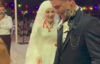 Düğünde altın yerine gelin ve damada sigara taktılar