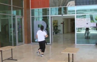 Fakültenin arızalanan kapısı 5 dakika geciken...