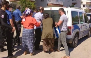 Husumetli aileler bir birine girdi, polis ayırmakta...