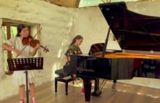 İki genç müzisyen yanan ormanlar için çaldı