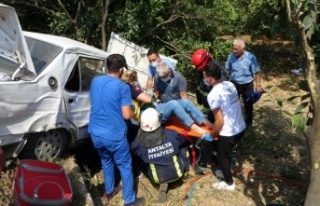 Kamyondan fırlayan lastik kaplaması faciaya sebep...