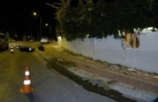 Kontrolden çıkan motosiklet duvarı deldi: 2 yaralı