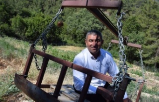 Kumluca’da sarp bölgelerdeki ürünlerini taşımak...