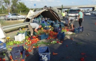 Meyve sebze yüklü kamyonet devrildi, karayolu manav...