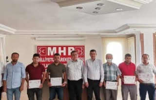 MHP'de mahalle başkanları belgelerini aldı