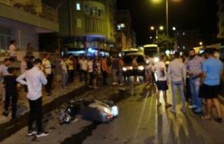 Minibüs, yerde yatan kazazedeye yardıma koşanların...